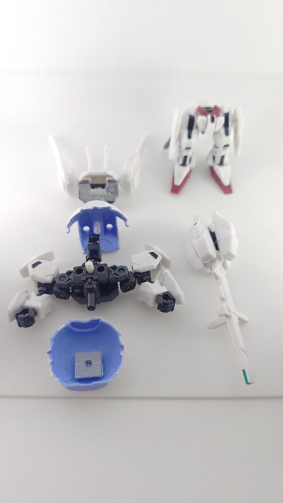 バラした状態。モビリティジョイントのパーツは両腕、腰、バックパックを交換できるようにしています。