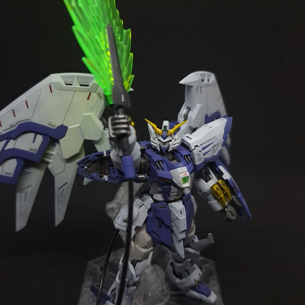 ビームソードを掲げて上からのアングルで