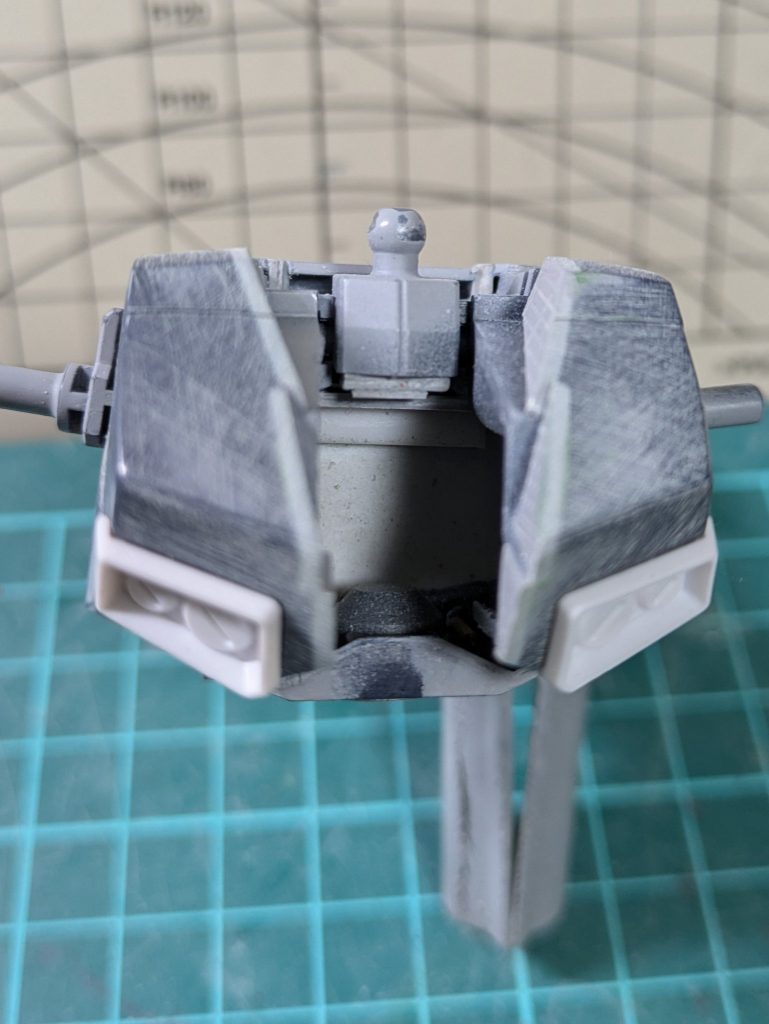 上半身を三枚におろしてプラ板で幅増し。