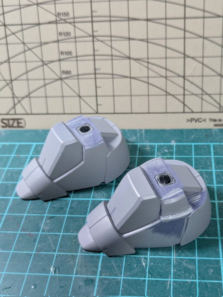 靴の外側がバーニアと干渉するので形状変更。