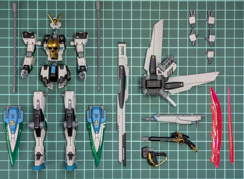 追記組み上げる直前の状態です。髑髏が配置されているのは、額、胸部、脚部側面のGNカタール×2です。