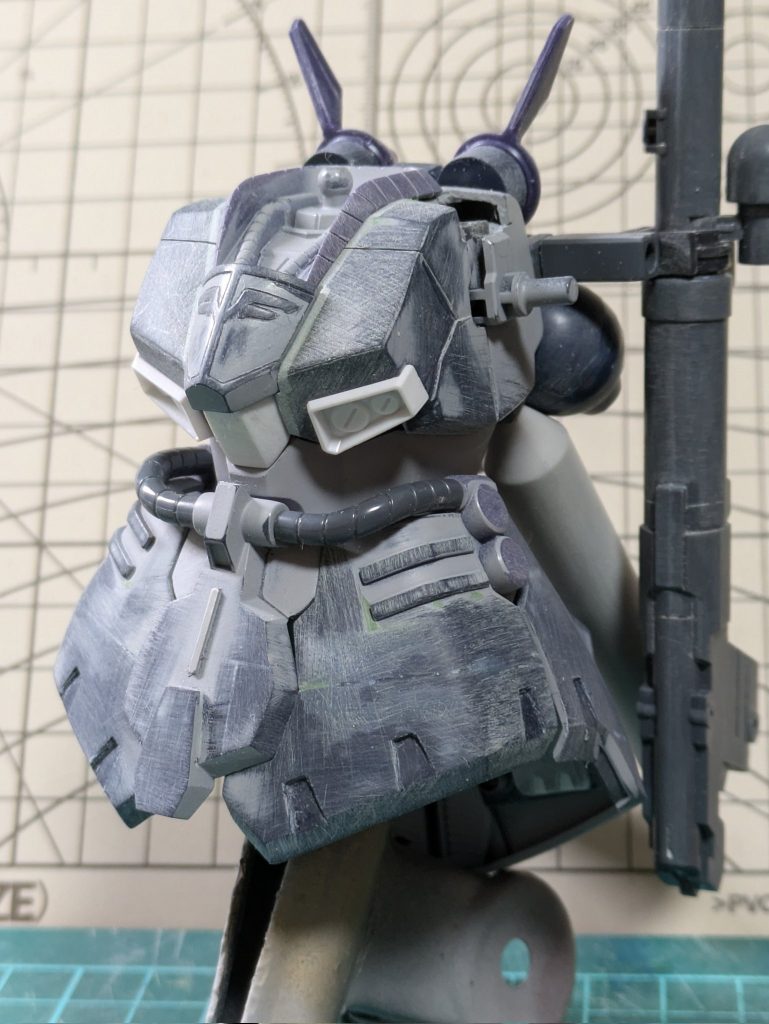 スカートにノコギリを入れて楔状にカットして高さを減らす。これで画稿の小股の切れ上がった腰高な感じが出ます。