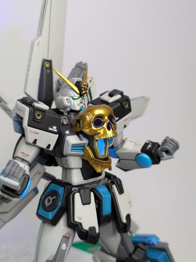 胸部の髑髏の内側や肩のディティールなど、細かな塗り分けにも挑戦しました。瞳やクリアパーツには蛍光塗料を用いているので、ブラックライトで発光します。瞳がバチバチに光っていると格好良さも倍増です...!!!