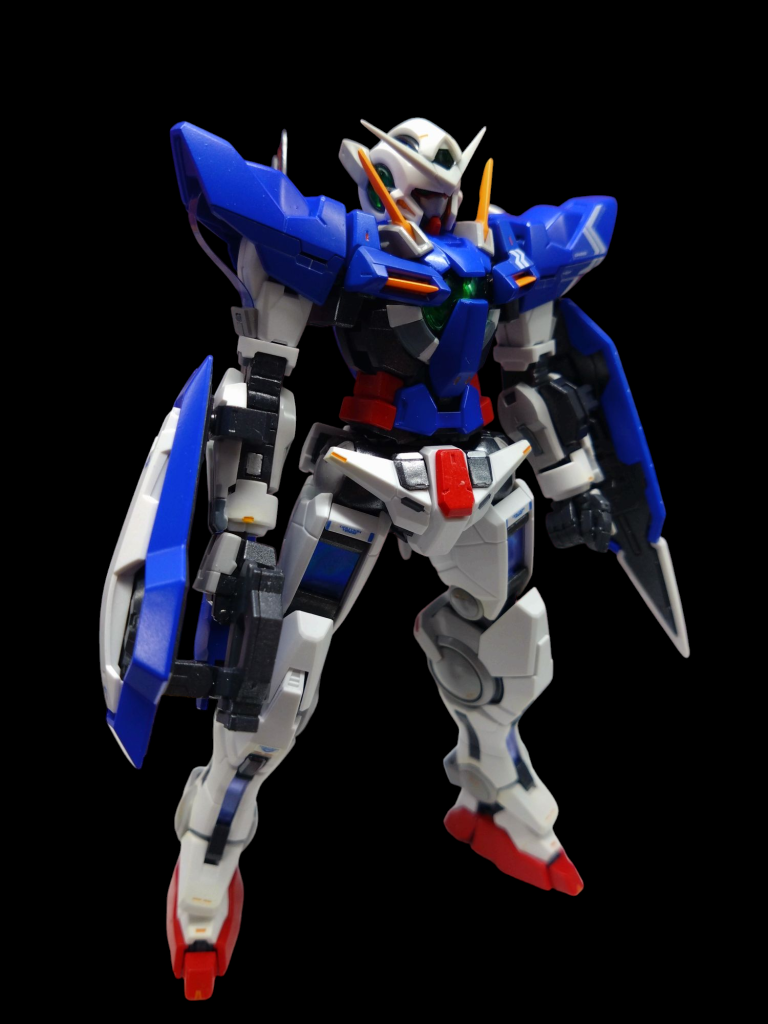 少し暗い目の青とパキットした赤で塗装しエクシアGN-001を100投稿に記念してGN-100と言う事に。