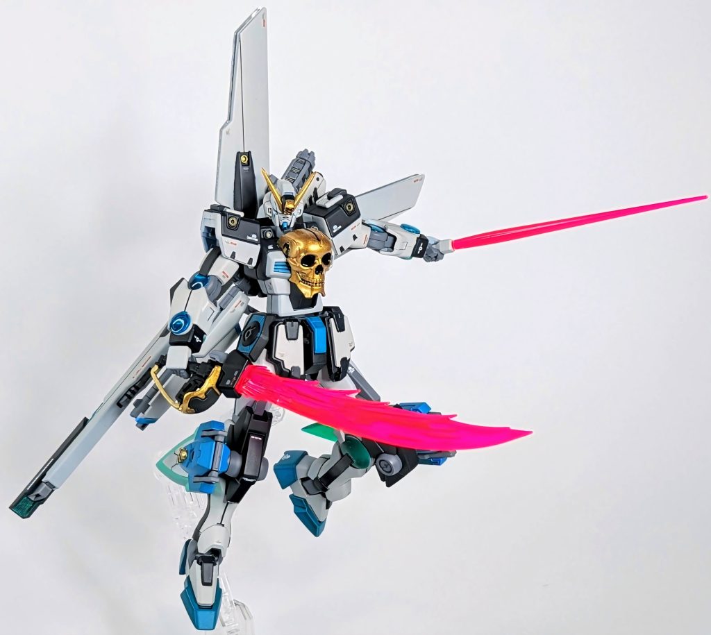 可動域が広く、ポージングの自由度が高いです。武装もかなり豊富なので、細身の割にボリューム感があります。