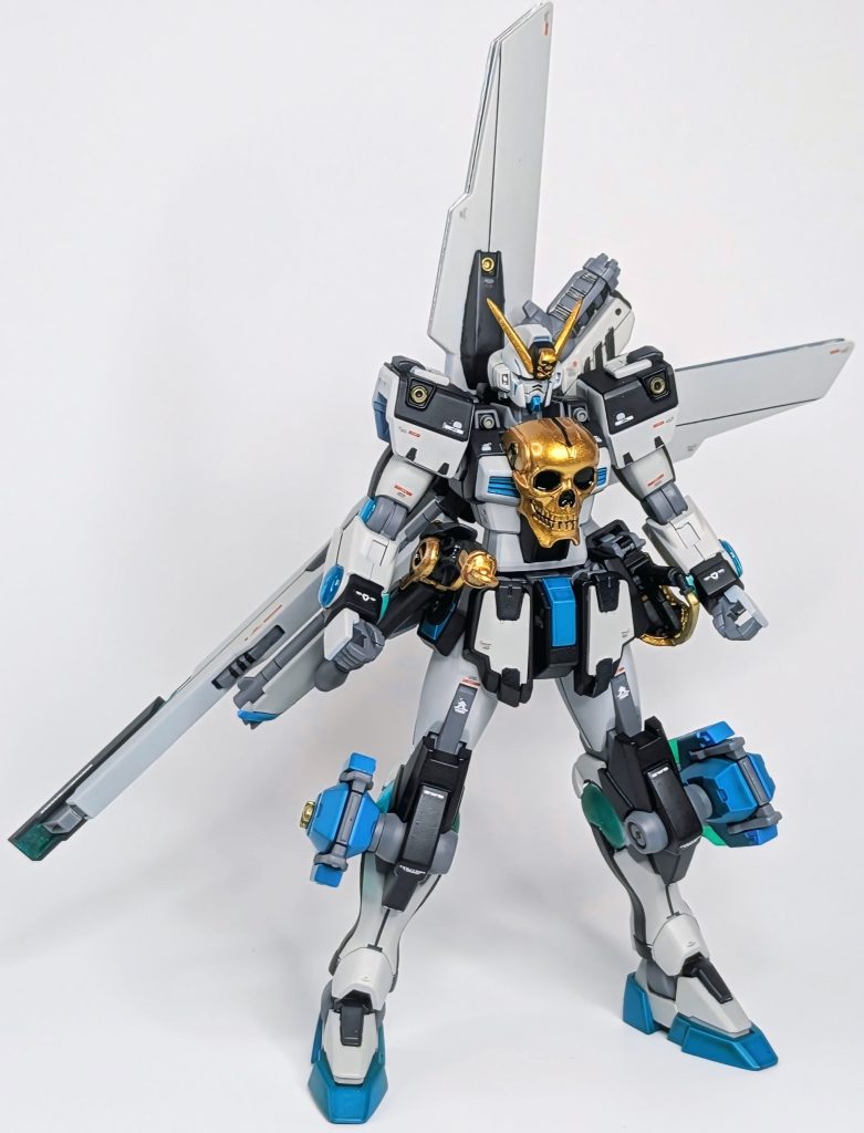 使用したラッカー塗料(下地/仕上げ)一覧カーボンブラックマット(スカイブルー/艶消し)ニュートラルグレーⅡ(スカイブルー/艶消し) ピーコックグリーン(スカルブルー/艶消し) パールゴールド(オキサイドレッド/光沢) メカサフライト(無し/艶消し)ニュートラルグレーとメカサフ、2つのグレーは色味を何度も確認・調整をしました。また、ゴールドも大量にあるサンプルを見比べた上で、サフによる影響も考慮しました。その中で、もっとも重厚かつ上品に見えるであろう色として、サーフェイサーエヴォオキサイドレッドを下地にしたパールゴールドを採用しました。