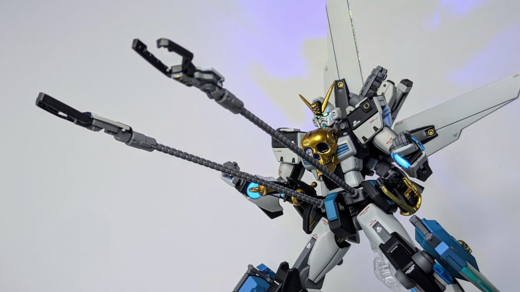 今回のミキシングにはRGクロスボーンガンダムの頭部と腰部を使っているので、ギミックや可動の幅が広がっています。シザーアンカーの射出が再現できたり、差し替え無しでフェイスオープンができたり(1つ前の画像参照)、本当にRG様々です。