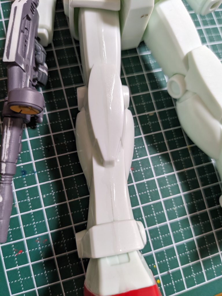 加工中の図②関節が全て挟み込みなので後ハメ考えましたが硬いし接着されてるのかバラしづらかったので諦めました。初代ガンダムなので塗分けも何とかなるでしょうの精神。