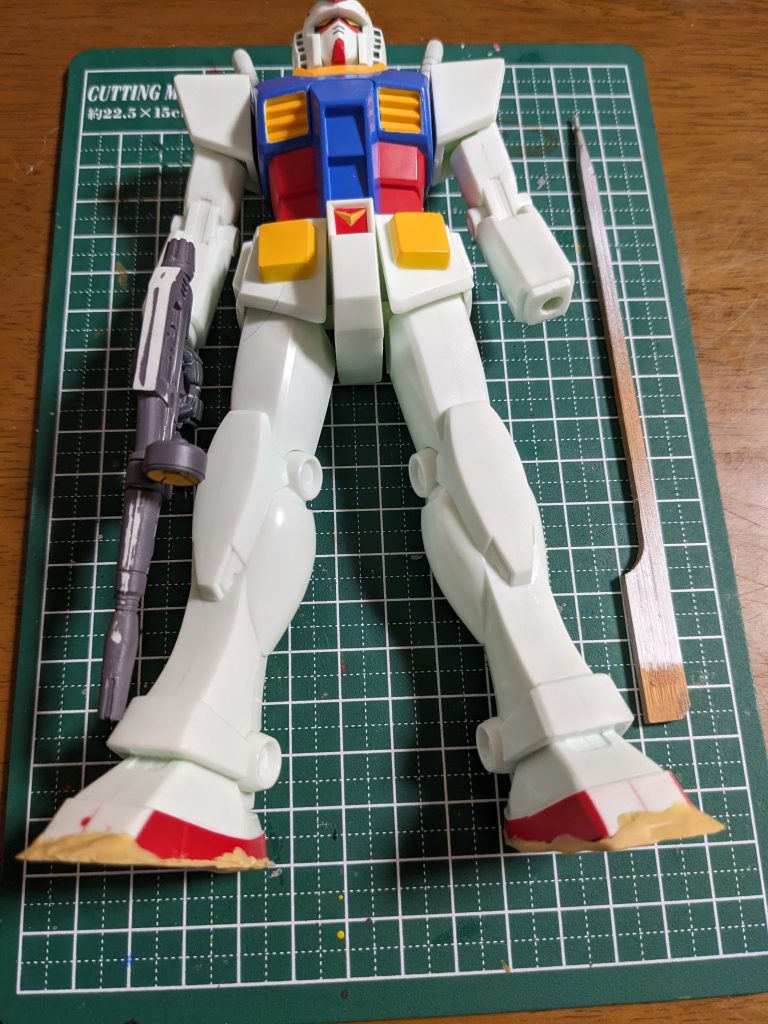 加工中の図③普段ブンドドしないので可動が気にならない派ですが足首が固定で上手く接地しないので唯一加工した足底。足首を切るか迷いましたが大変(切断大変、強度確保大変)なのでパテに頼りました。