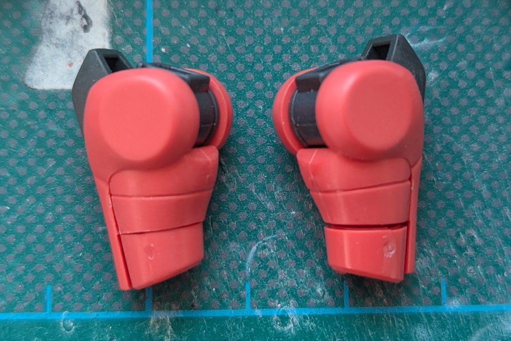 工程は本体は何も弄らず、腕が長く感じたのでキットの状態(左腕側)から短縮した状態(右腕側)にしました。ここの可動は無くても特に影響はないので無くても良いでしょう、という判断です。