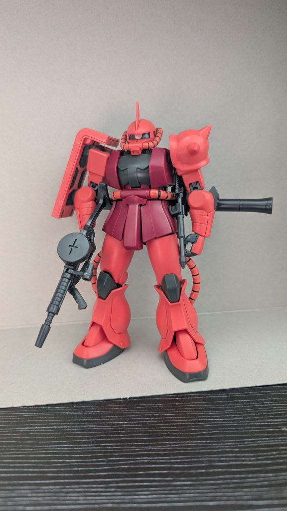 フル装備状態。マシンガンのストック部分が腕に干渉して、若干位置決めに困りました。