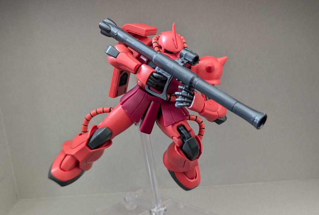 バズーカのポーズが一番苦労しました。肩の跳ね上げがほぼ死んでおり、アニメ撃ちでしかカッコイイポーズが取れませんでしたね…。そのアニメ撃ちもグリップの角度がバズーカに対して水平に起き上がる仕様なので、握れませんが。