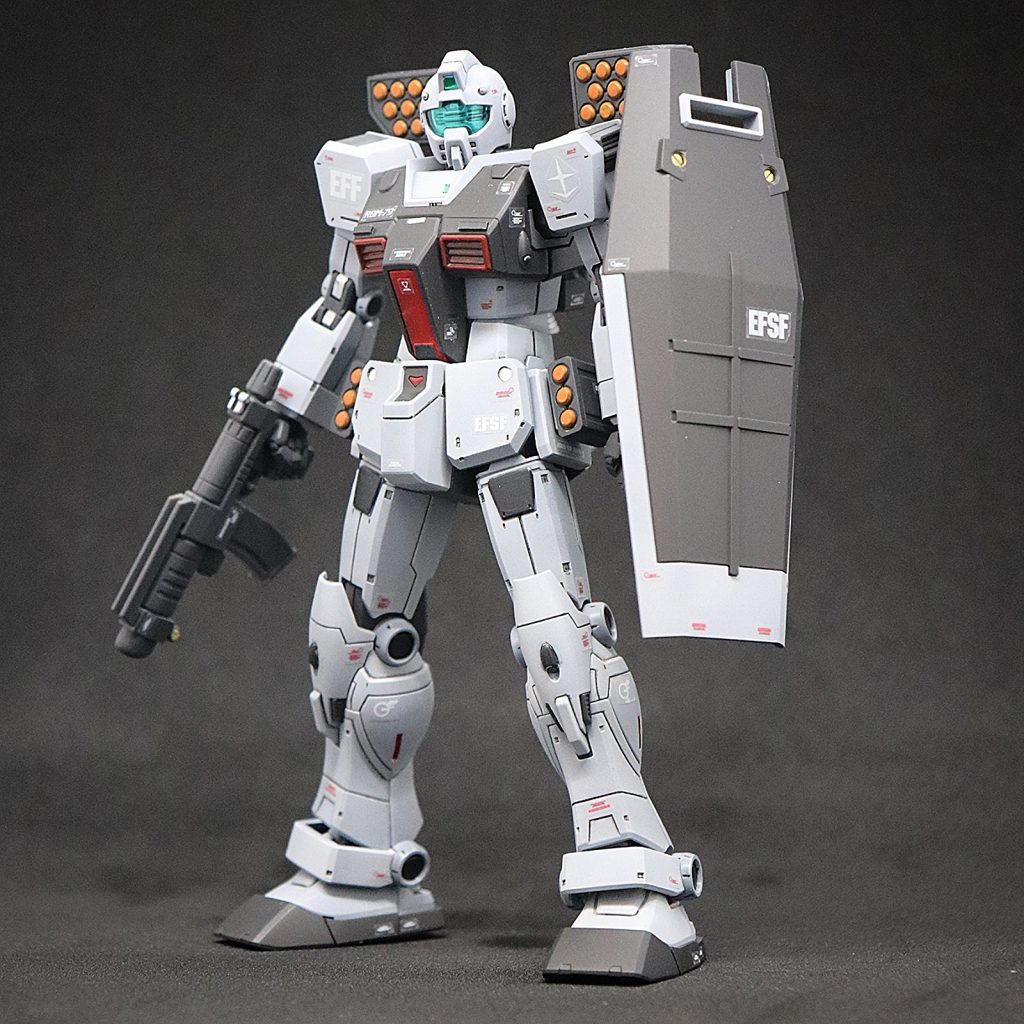 まずはミサイルポッド装備。弾頭は水性塗料での筆塗りで塗り分け対応しました。その他バーニア内部なども水性やエナメル塗料での筆塗り、マーカー類で塗り分けを行いました。