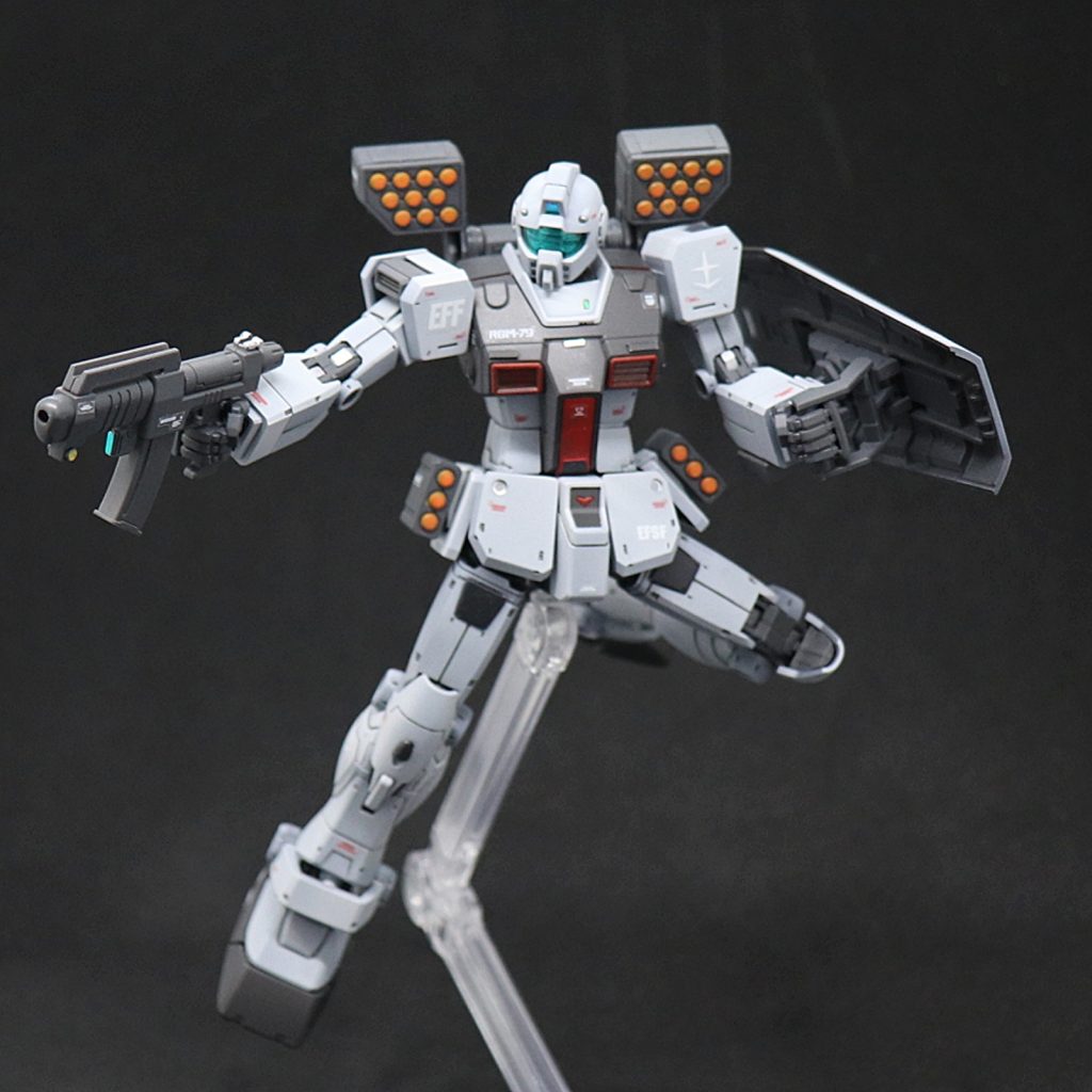 センサー類にはキット付属のホイルシールに、DAISOで販売している半透明の装飾テープを重ねて貼付。胸部や腰部にモールド追加もしています。