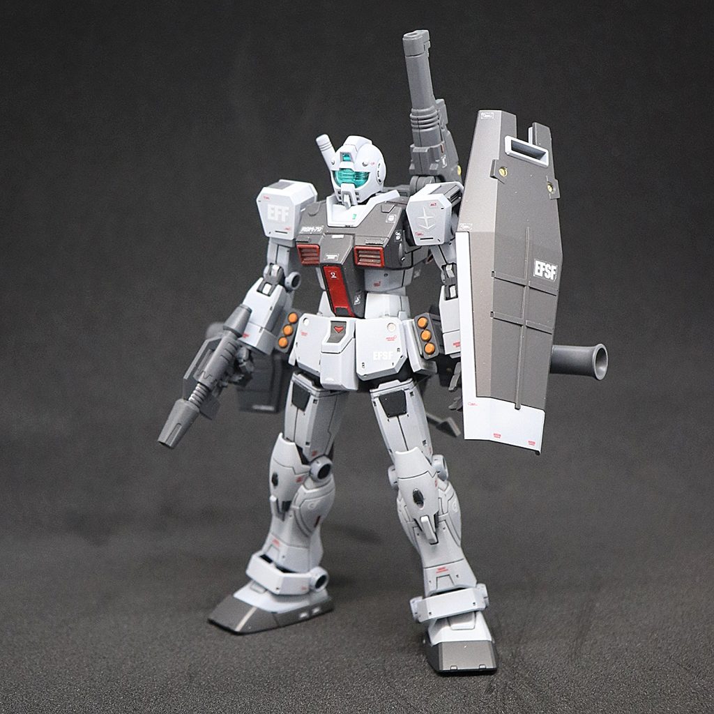 ショルダーキャノン装備。