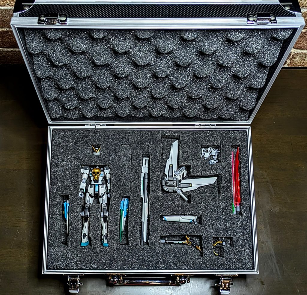 こんな感じで、ビルドファイターズのイメージででアタッシュケースの収納も作ってみました。先日、この機体でガンプラバトルVRに参加してきましたが、読み取り精度が以前にも増して上がっているように感じました。これからもっともっと技術が向上して、自分のガンプラで気軽にバトルができる時代が来たら素敵ですよね。