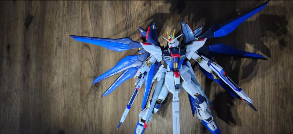 表面処理を施し、800〜4000まで磨いてます。スーパードラグーンは10000まで磨いてあります。関節部等のゴールドはガンダムマーカーで塗装してます。くすんだ色が良い感じですごい良い(語彙力)特にこれといった加工はしていなくて、強いて言うならカリドゥス複相ビーム砲の角を少し落として丸っこくしてます💦