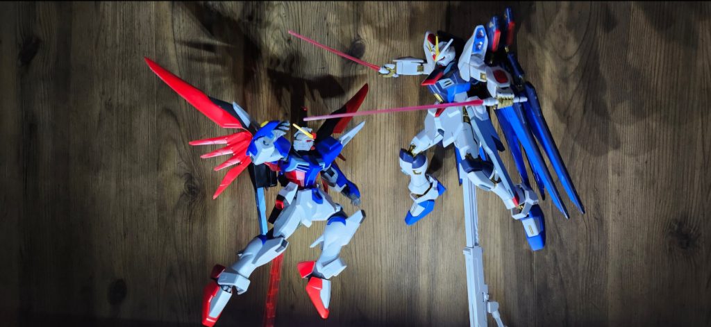 この構図すごい好きです、流石にぶっ壊す勇気はありませんでした....笑※デスティニーは旧キット1/100です