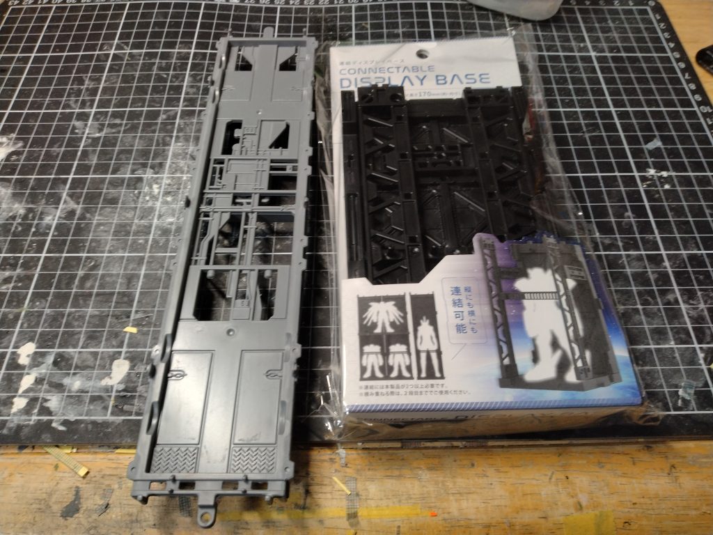 デブリの元になったおもちゃ達です。これもヒートカッターで加工しつつライターで炙ったりしながら変形させて使っています。今の100均は色々あって面白いですね!