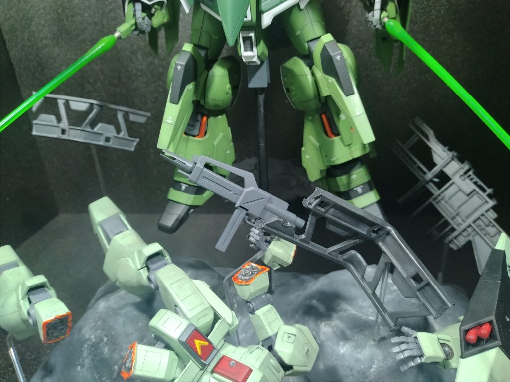 漂うデブリは100均で売っていた格納庫パーツや貨物列車のおもちゃなんかを利用しています。