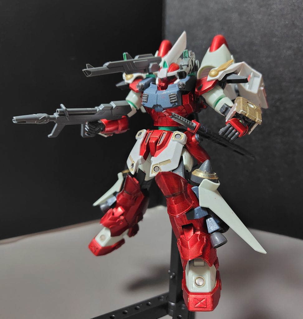 肩部のレールガンは可動するので、色々な方向に向けられます。