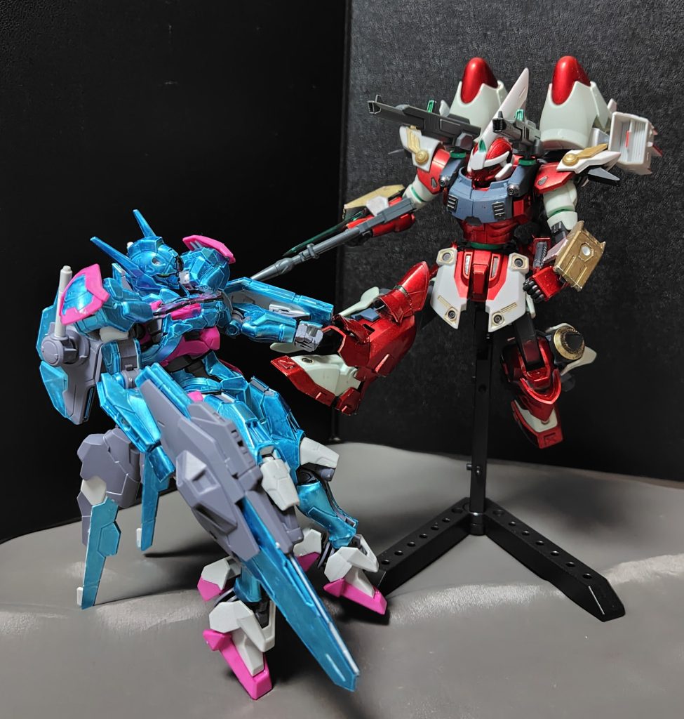 赤い機体の宿命なのか、キックで攻撃するのも得意です。キックでノックバックさせたところにレールガンで追撃などを行う事もできます。