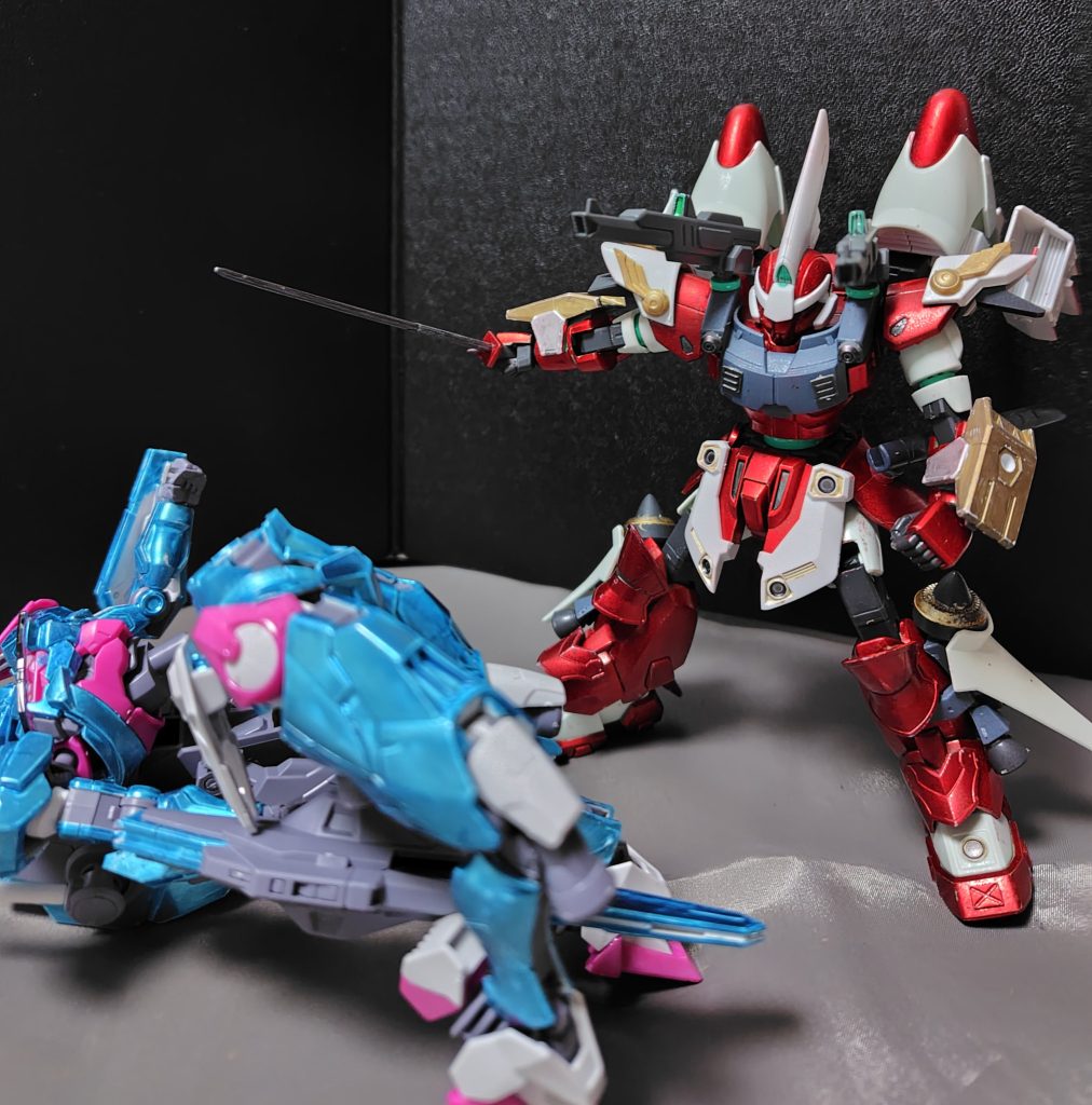 超高速で接近して、すれ違いざまに刀の一閃で切り捨てるヒット&アウェイ戦法がこの機体の基本運用になります。