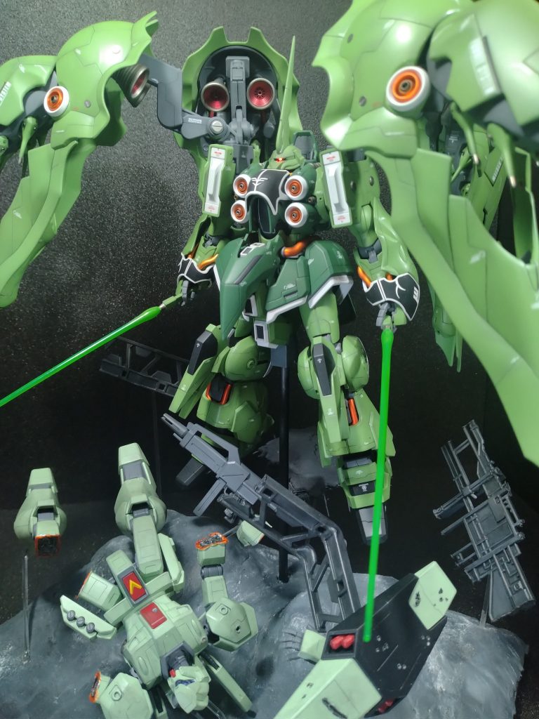 土台は小惑星のイメージです。スタイロと石粉粘土で作りました。