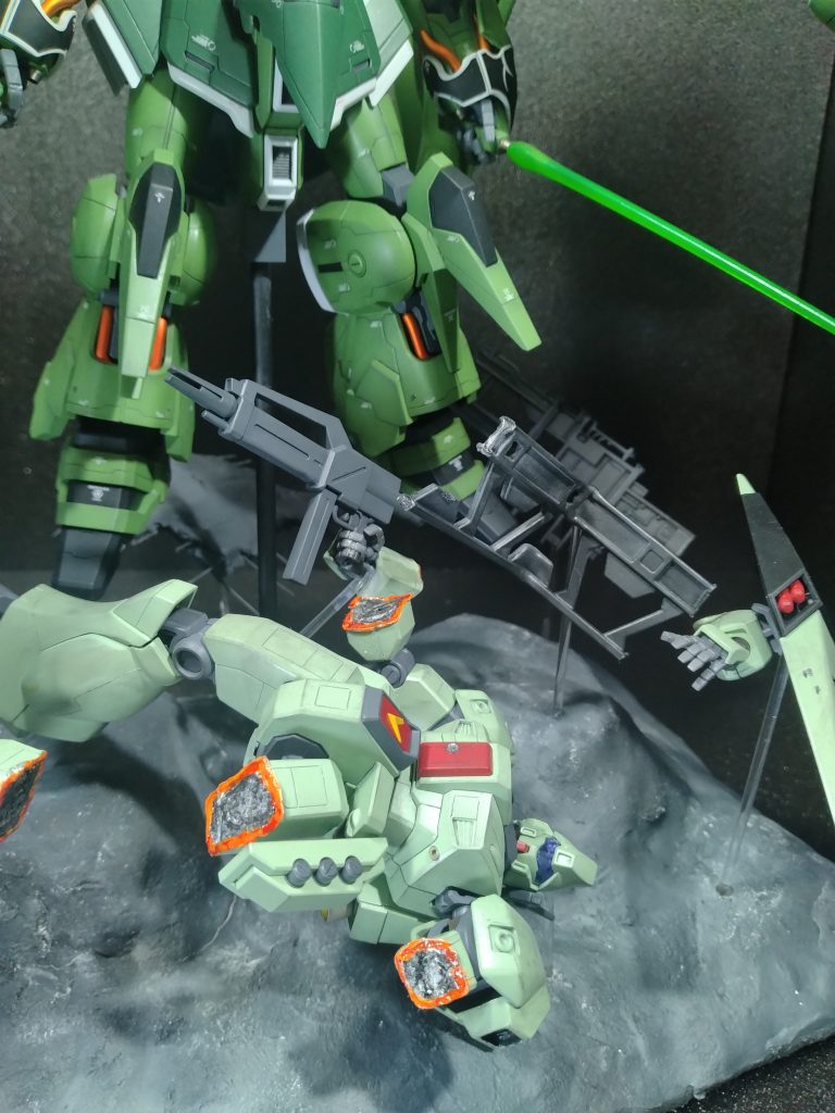 撃破されたジェガンはヒートカッター、ハンダゴテで加工しつつ、切断された部分を蛍光カラーで塗装しました。風景の一部になるようにディテールアップは控えめにしたつもりです。