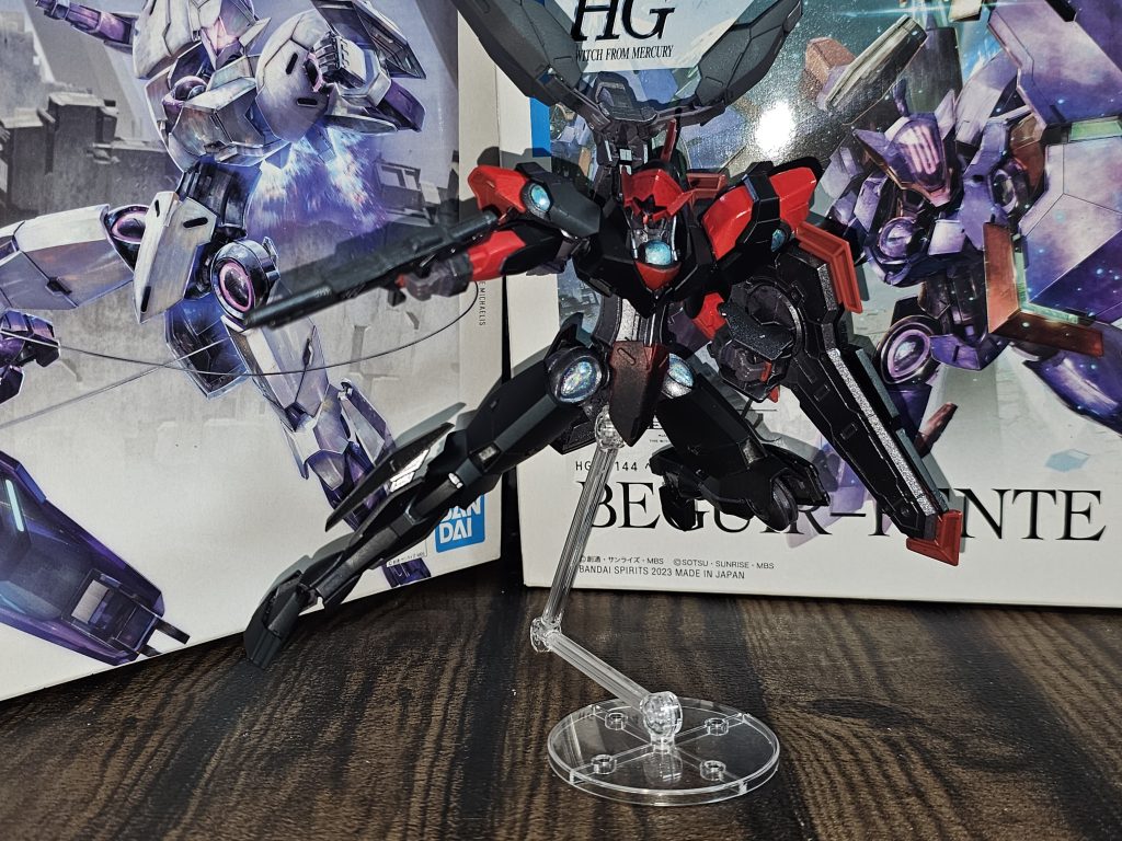 ミカエリスの右手をバックパックのフレキシブルバインダーとして再利用。ミカとベンテはベースがほぼ同じ機体なのでほぼ無改造でくっつきました。（バックパック以外） 