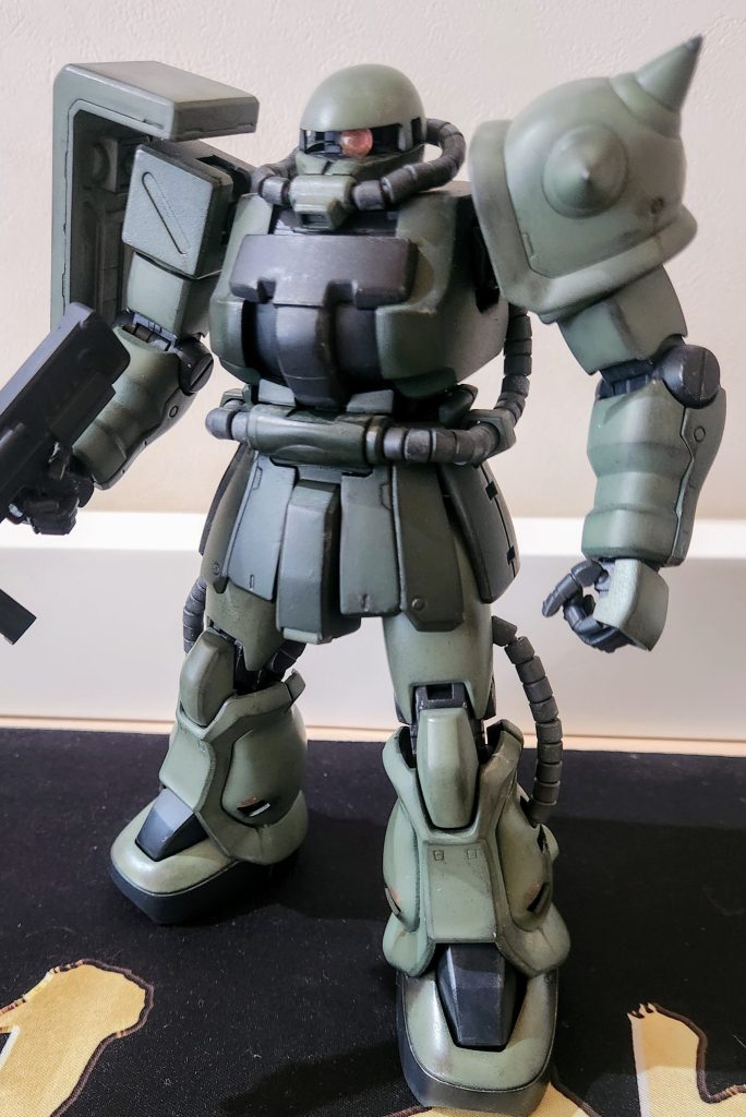 前面はF2ザクの特徴的な胸部形状が良いです。