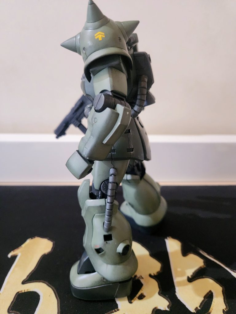 左面から見るスパイクショルダーは凶器感が凄いです。