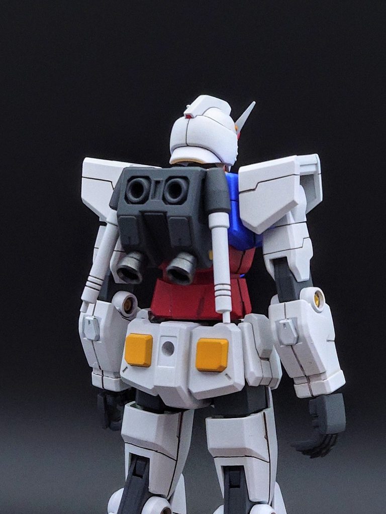 サーベルラックはRG2.0を参考に回転させることでバズーカとの干渉を防いでいます。