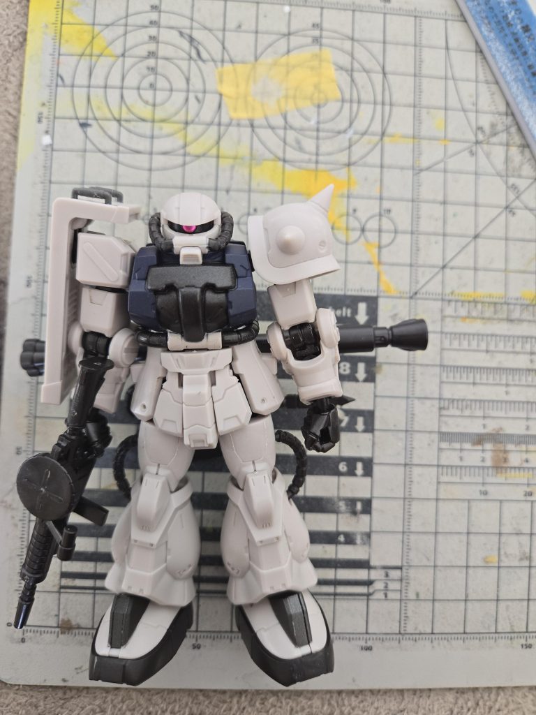 次に合わせ目消しです!目立つ肩アーマーを重点的に消し、埋もれたモールドをカーバイドで掘り直しました!所々に追加でモールドを追加して兵器感を出してます。