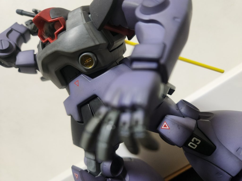 個人的にドムはヒート剣を使ってる時が格好良いと思ってます。しかし折角の指が溶剤で弱っていて泣きそうです。塗装する時にどうすれば良いのか悩んでます。