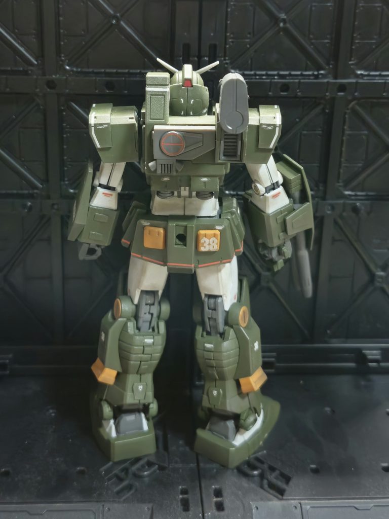 機体色・ホワイト部分:アサヒペンのテキトーなラッカースプレー・グリーン部分:タミヤ TS-28 オリーブドラブ2・オレンジ部分:成型色クリアーはアサヒペンのラッカースプレー、あとは各部にタミヤウェザリングマスターをとふしております。