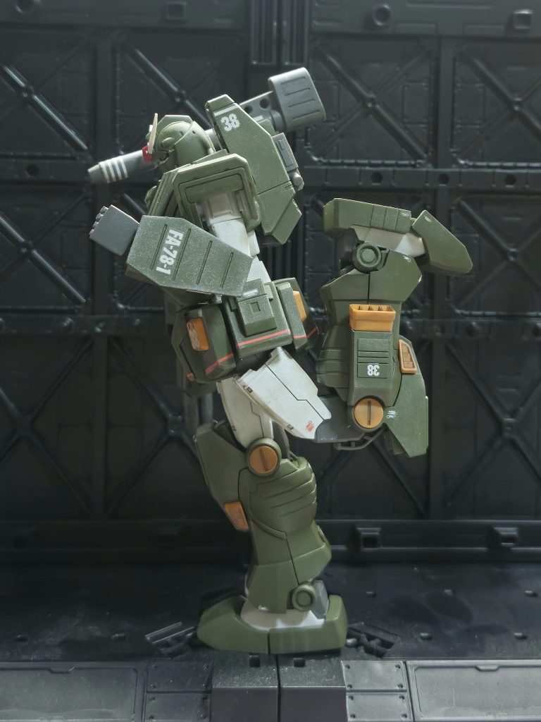 でもガンプラの進化は凄まじいですね。元が2020年のキットとはいえ二重関節による可動の増加、そして何よりもフルアーマー時の着膨れのなさが素晴らしいですね。なんも違和感なし、自然なスタイルになってます。…一般販売すれば良かったのに。みんな買ったぞ。