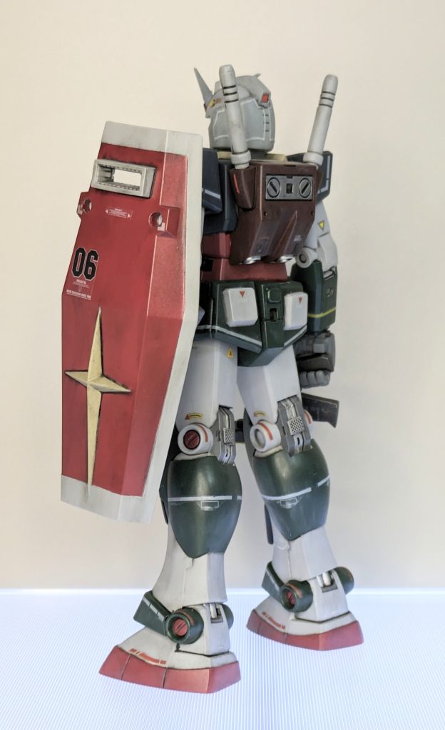 プレバンで販売してるの知らなくて店頭で見かけて購入。なので盾はポピー1/100フィギュア(盾2枚付き)から拝借。