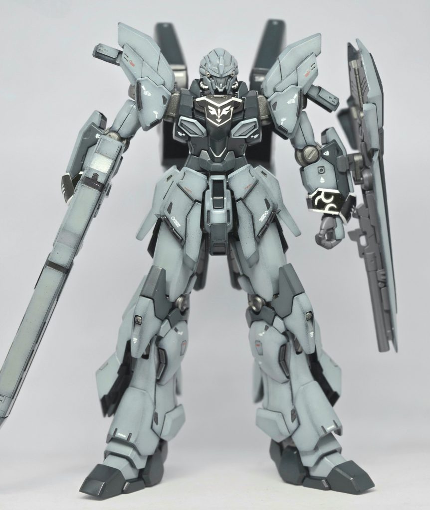 正面。初のエングレービング塗装にもチャレンジ💦余裕ぶっこいてたら、無事に逝きますた💦2回やり直しました。今後の課題です。カラーに関しては、白でもない、グレーでもない絶妙な白を目指し全塗装しましたが、結局グレーに見えてしまい無念。一応、少し青みを入れてクール感を出し、敵らしさを表現出来たらなぁ~と奮闘しました。投稿中に気付いた凡ミス。右肩のパーツがグイッと上がってますよね💦撮影済みで返納した為、再撮影出来なくなり、今に至ります💦ハズイ