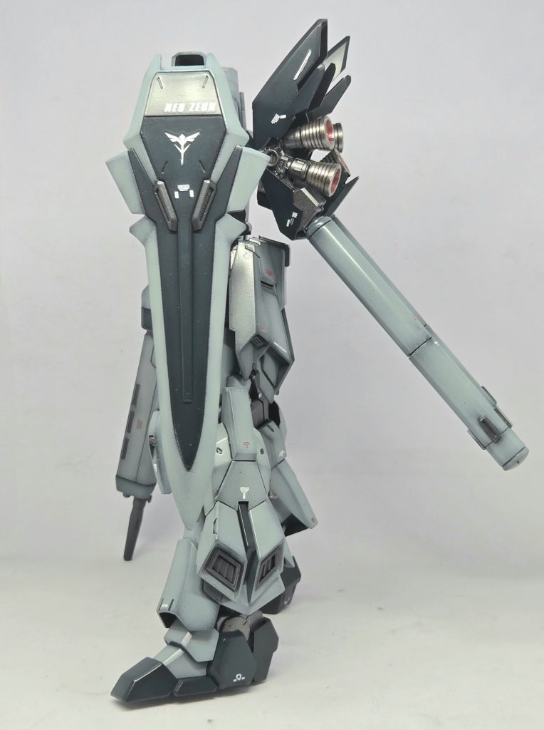 横。このキットは合わせ目がほぼ無いので組みやすかったです。特にいじることなく完成に辿りついたのは確かです。今回、ダークブルー部分のグラデが気にイッテマス。