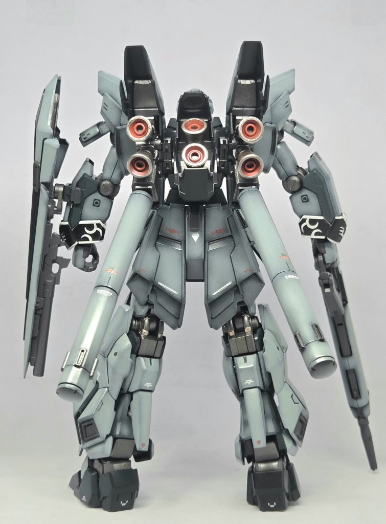 後ろ。シナンジュといえば、このプロペラントタンクとバックパック❗作り終え、素敵な造形に惚れ惚れしました。