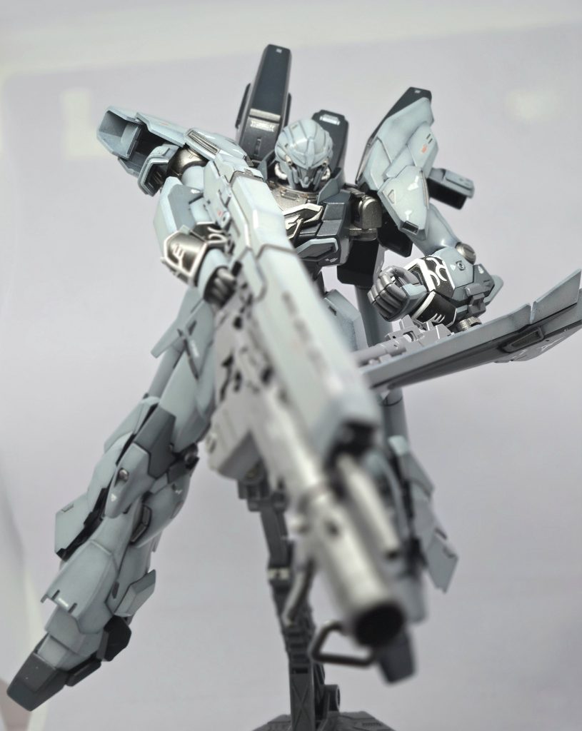 ポーズ2。特に代わり映えはありませんが、ライフルにバーズカと武装モリモリでカッコヨイです✨今さらですが、ヘルメットに顔を少し押し込んで悪人顔にしてあります💦目つきを悪くしたおかげで悪役っぽくなった気がします。実に作り甲斐のある機体でした❗次は赤い方をやってみたくなりました😀それにしても、シナンジュは赤でも白でもカッコいいって👺