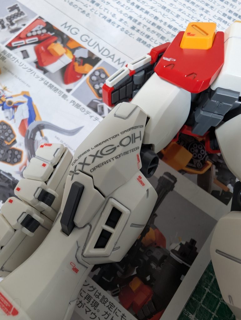 付属のドライデカールを膝に貼るのがデスサイズと同様に難しかったです