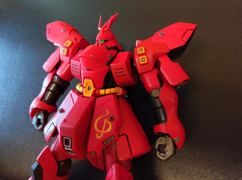 ちょこちょこと貼り付けたパーツは良いアクセントになった？モノアイはクリアパーツに替えてます。