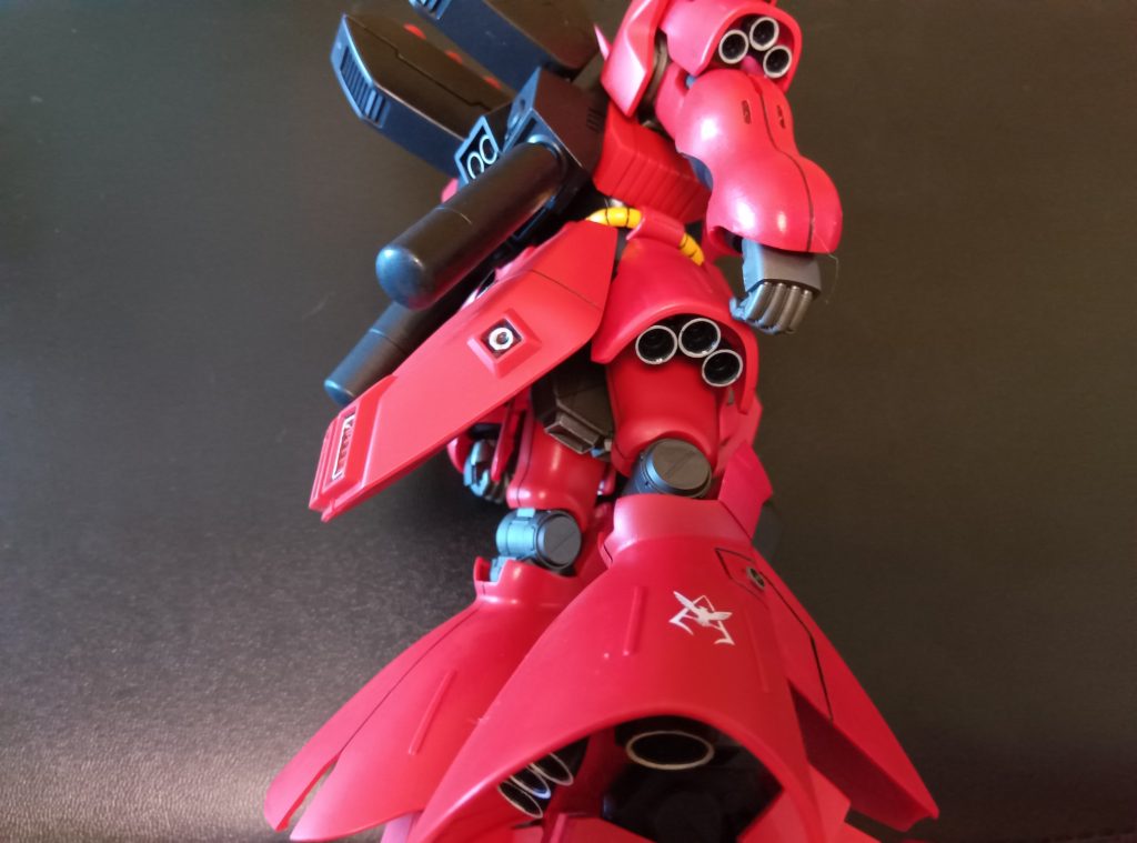 デカールの手持ちが少なく、とりあえずシャアのマーキング