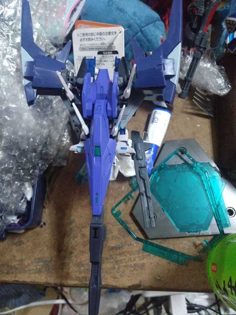 変形。武装自体そこまで変更してないのでフレーム等を黒、青とに変更。腰にGエルスのパーツをつけてます。 