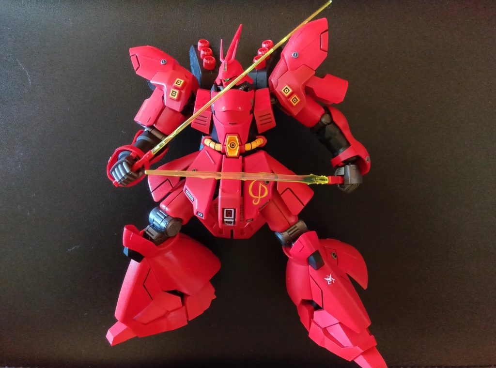 サザビーと言えば二刀流の駄々っ子斬り！ぶんぶんぶ〜ん！撮影環境上、かなり控え目なポーズ(zaku-kao9)