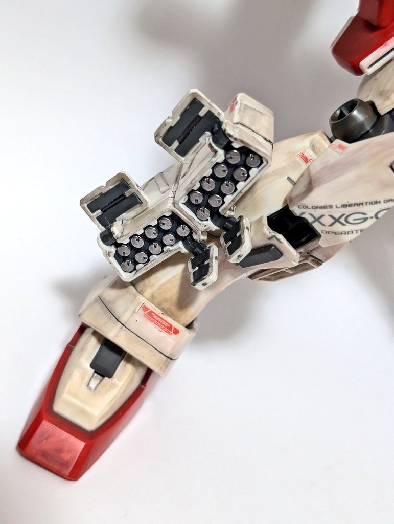 ホーミングミサイルやマイクロミサイルはガンダムマーカーのヘビーガンメタリックで塗装しました！