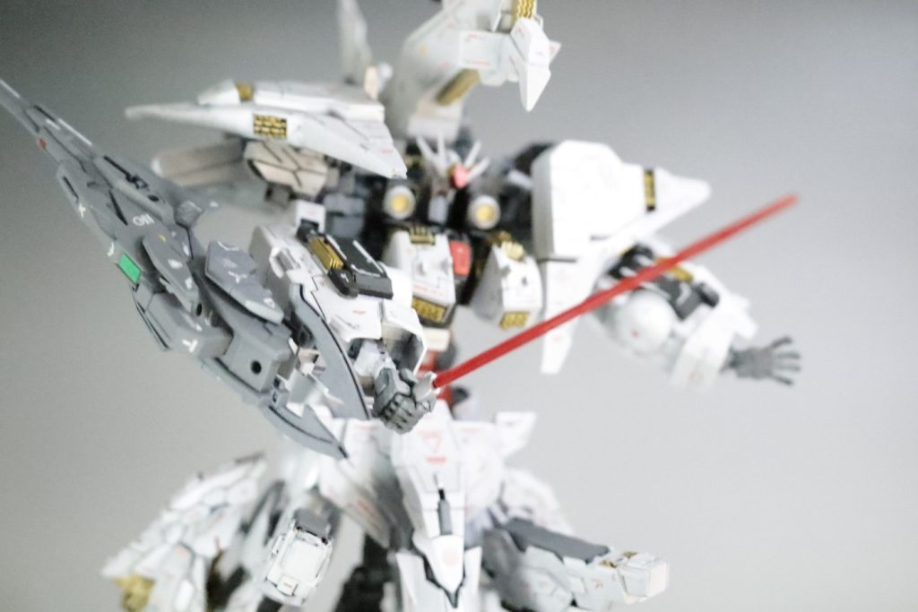 ビームサーベルは肩に納めるタイプです