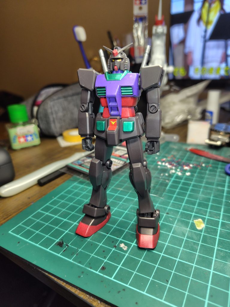 塗装はディスペイのマーカー（紫、緑）赤色はスプレーで塗りました黒顔ガンダムはイケメンですね♡